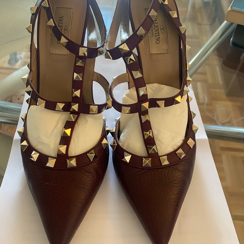 VALENTINO ROCKSTUD Grainy leather & Ankle Strap Pump 100 MM.